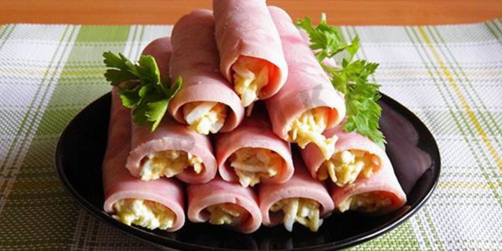 Рецепт рулетов из ветчины с сыром и чесноком