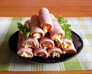 Рулеты из ветчины с сыром и чесноком