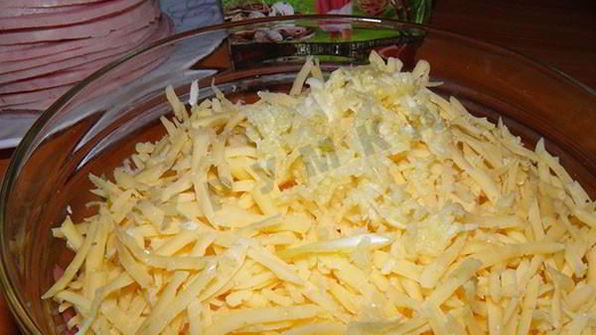 рулеты из ветчины с сыром и чесноком