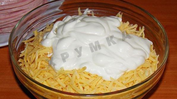 рулеты из ветчины с сыром и чесноком