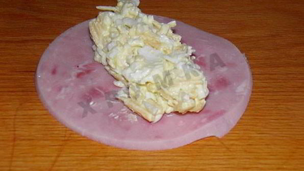 рулеты из ветчины с сыром и чесноком