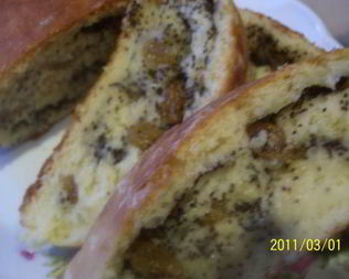 Сдобный рулет с маковой начинкой