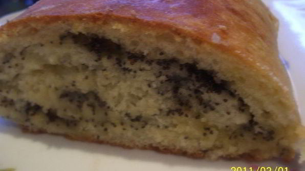 сдобный рулет с маковой начинкой