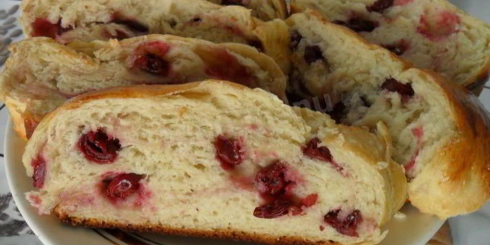 Рецепт сдобного рулета с вишней