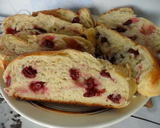 Сдобный рулет с вишней