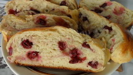Сдобный рулет с вишней