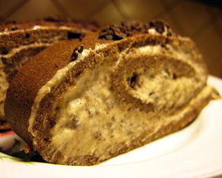 Шоколадный рулет с бананами