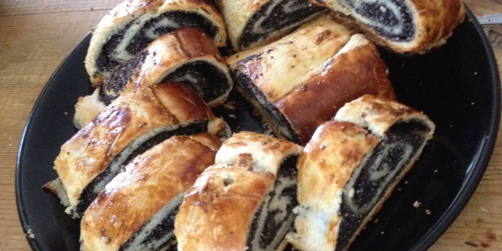 Рецепт слоеного рулета с маковой начинкой