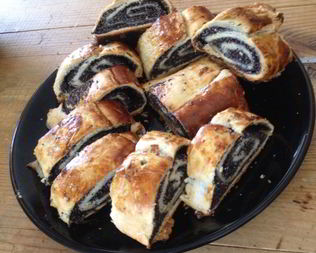 Слоеный рулет с маковой начинкой