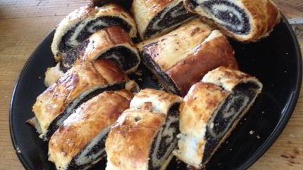 Слоеный рулет с маковой начинкой