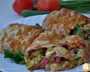 Слоеный рулет с ветчиной и сыром