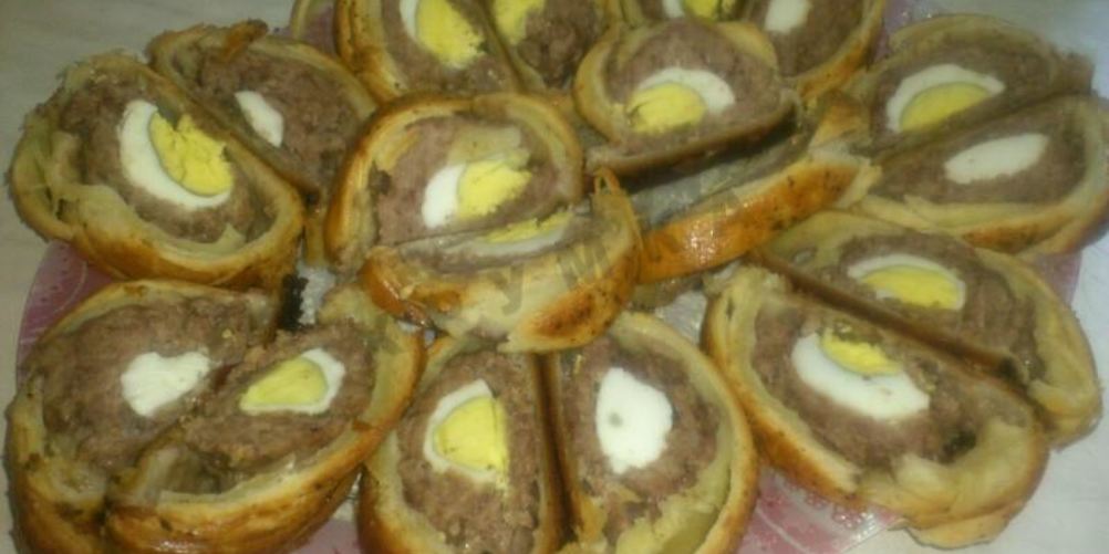 Рецепт слоеных рулетиков из теста с мясом и яйцом