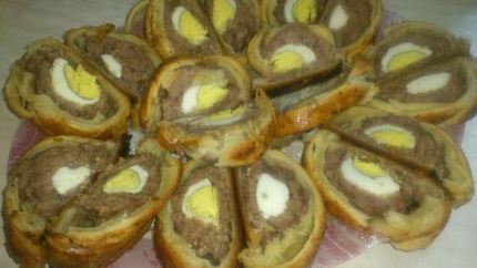 Слоеные рулетики из теста с мясом и яйцом