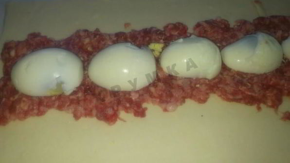 слоеные рулетики из теста с мясом и яйцом