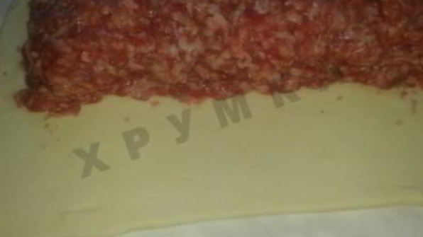 слоеные рулетики из теста с мясом и яйцом
