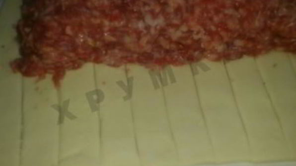 слоеные рулетики из теста с мясом и яйцом