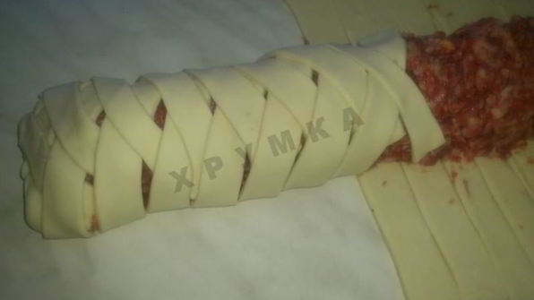 слоеные рулетики из теста с мясом и яйцом