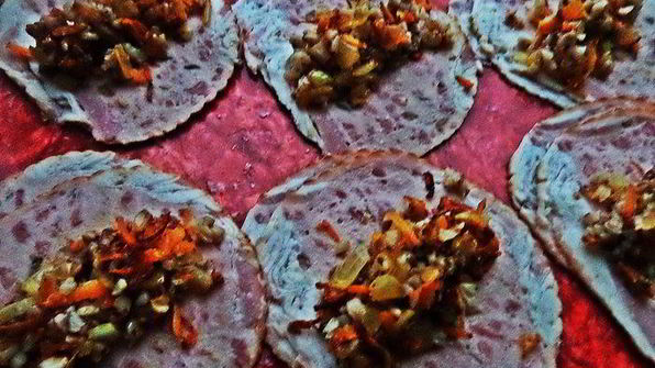 закусочные рулетики из ветчины и гречки