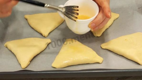 самса с фаршем из слоеного теста