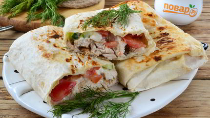 Шаверма с пикантной курочкой и чесночным соусом