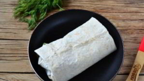 шаверма с пикантной курочкой и чесночным соусом