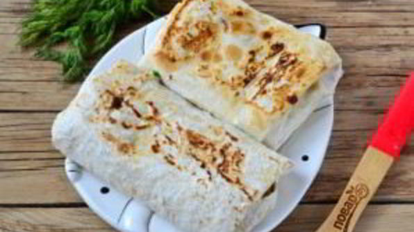 шаверма с пикантной курочкой и чесночным соусом