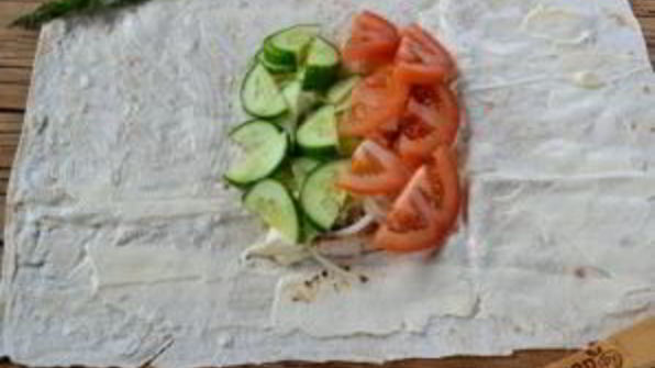 шаверма с пикантной курочкой и чесночным соусом