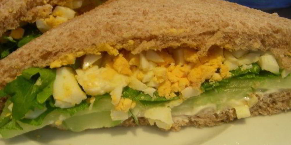 Рецепт английского сэндвича с яйцом, огурцом и руколой