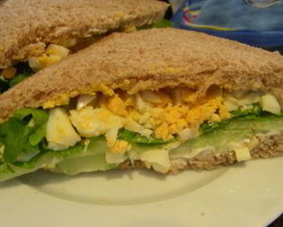 Английский сэндвич с яйцом, огурцом и руколой