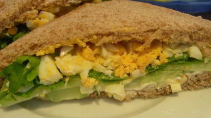 Английский сэндвич с яйцом, огурцом и руколой