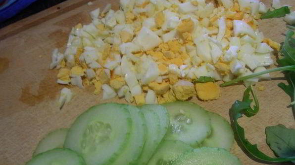 английский сэндвич с яйцом, огурцом и руколой