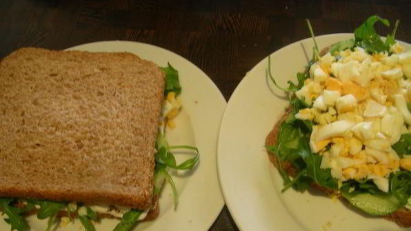 английский сэндвич с яйцом, огурцом и руколой