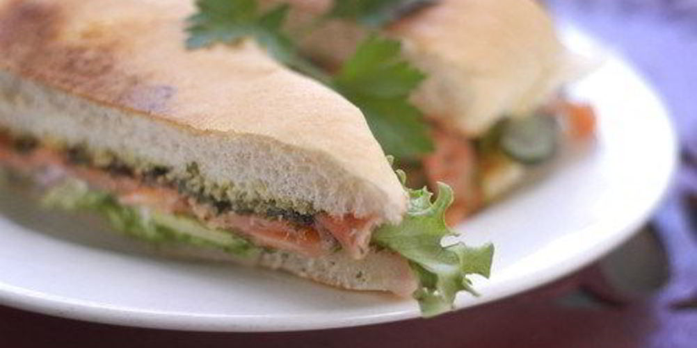 Рецепт быстрых сэндвичей с лососем, овощами и рикоттой