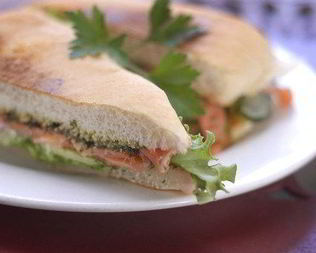 Быстрые сэндвичи с лососем, овощами и рикоттой