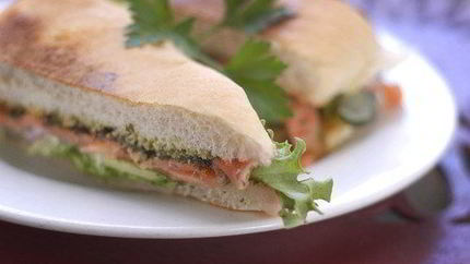 Быстрые сэндвичи с лососем, овощами и рикоттой