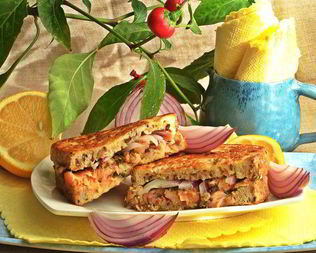 Горячий сэндвич с лососем