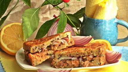 Горячий сэндвич с лососем