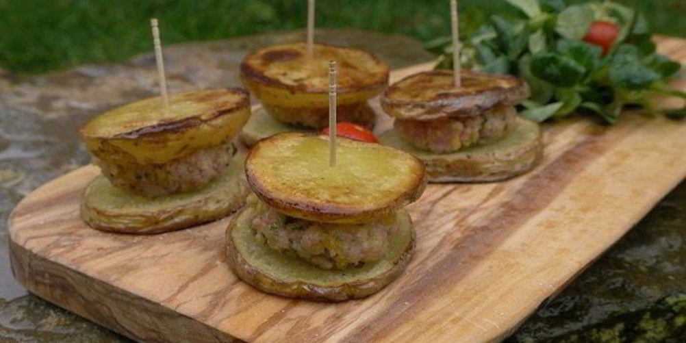 Рецепт картофельных мини-сэндвичей с котлеткой из ягнятины