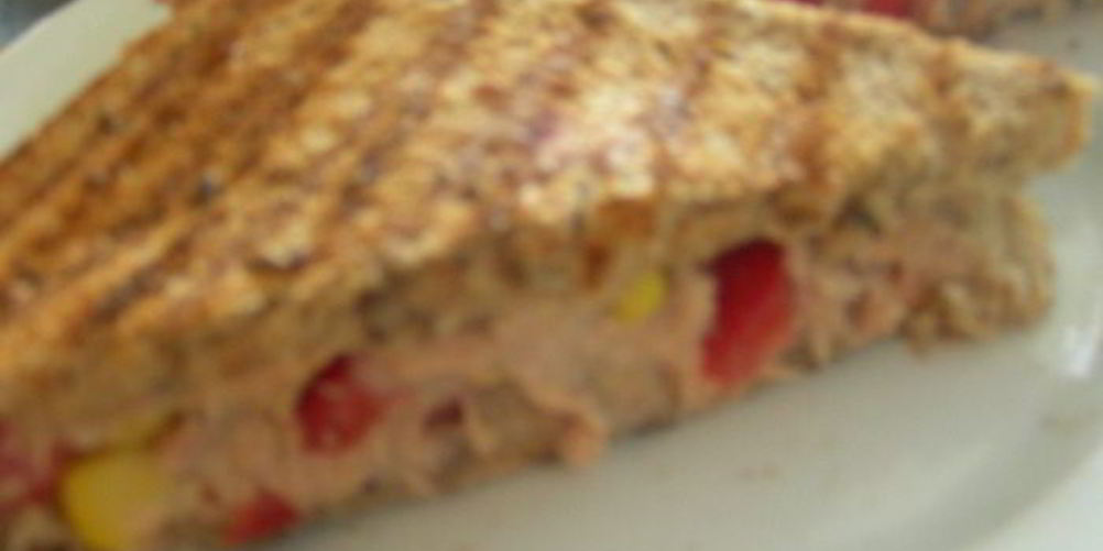 Рецепт сэндвича-гриля с тунцом, кукурузой и сладким перцем