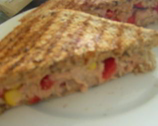 Сэндвич-гриль с тунцом, кукурузой и сладким перцем