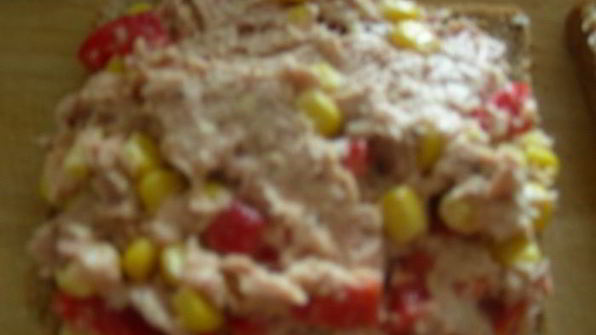 сэндвич-гриль с тунцом, кукурузой и сладким перцем