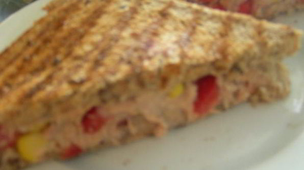 сэндвич-гриль с тунцом, кукурузой и сладким перцем