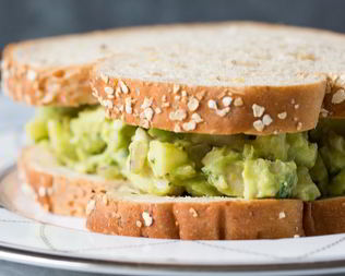 Сэндвич с авокадо и курицей
