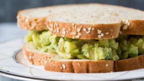 сэндвич с авокадо и курицей