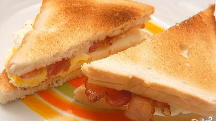 Сэндвич с беконом и яйцом