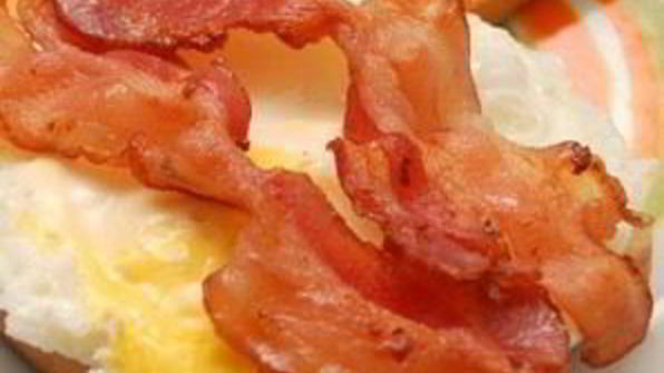 сэндвич с беконом и яйцом