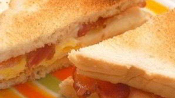 сэндвич с беконом и яйцом