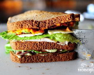 Сэндвич с беконом, ветчиной и индейкой