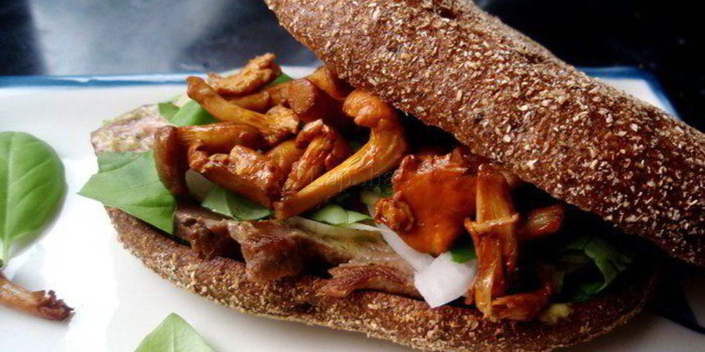 Рецепт сэндвича с говядиной, лисичками и горчичным соусом