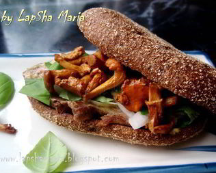 Сэндвич с говядиной, лисичками и горчичным соусом